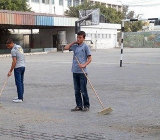طلبة المدارس ينظفون مدارسهم بايديهم 