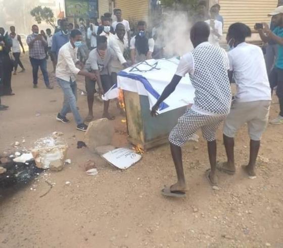 سودانيون يحرقون علم إسرائيل