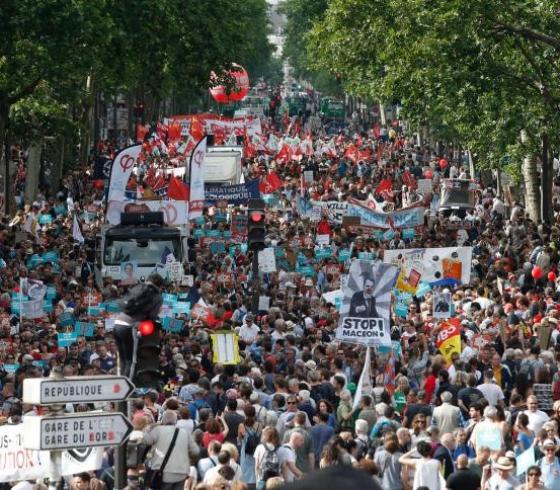 معارضو ماكرون ينزلون الى الشوارع في كافة انحاء فرنسا
