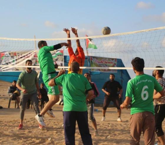 أرشيف .. لعب كرة طائرة في مخيمات العودة