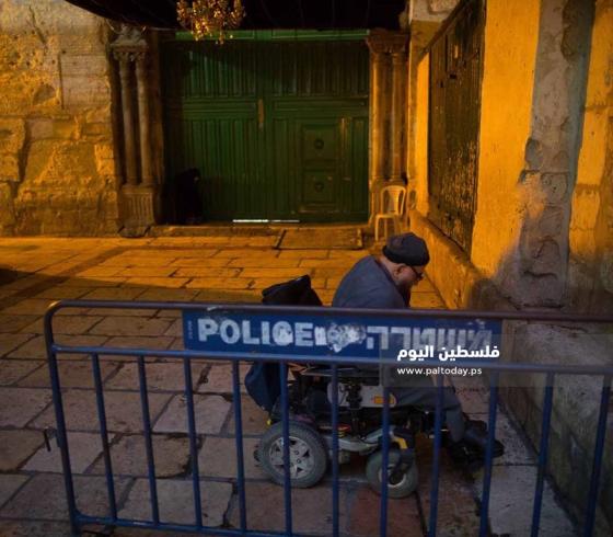 مواطنون يصلون في ليلة القدر أمام باب السلسلة أحد أبواب المسجد الاقصى المغلق (7)