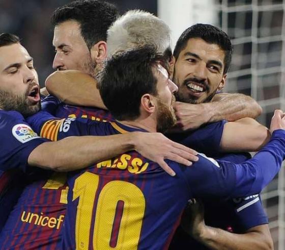 نجوم برشلونة يحتفلون بعد تسجيل سواريز الهدف 
