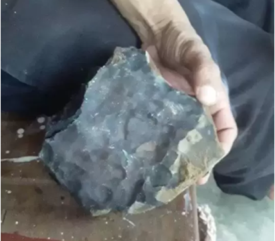 في رحلة تنقيب عن الذهب.. اعتقدها صخرة فكانت المفاجأة ثمينة جداً!