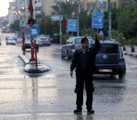 شرطي مرور ينظم حركة السير مع الامطار