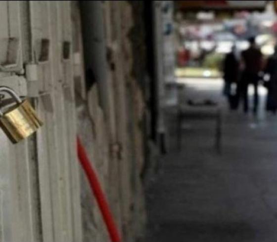 تجار من غزة يغلقون محالهم التجارية 