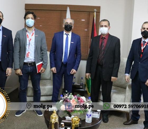 وفد من شركة Ooredo فلسطين يلتقي وكيل وزارة الحكم المحلي لتهنئته وبحث سبل التعاون المشترك
