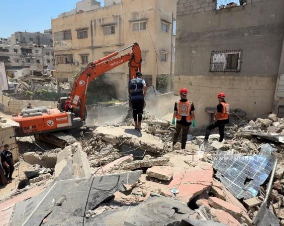 توثيق عملية انتشال جثامين الشهداء من أسفل المنازل التي دمرها الاحتلال في حي الصبرة