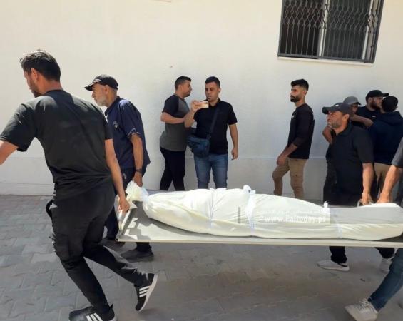 بالصور: تشييع ووداع تسعة شهداء ارتقوا في قصف استهدف أربع شقق سكنية بشكل متزامن بمدينة غزة فجر اليوم