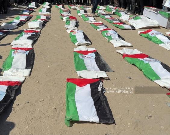 تشييع جثامين 50 شهيداً بينهم 19 طفلا جرى انتشال جثامينهم مؤخراً من تحت الانقاض بمدينة غزة