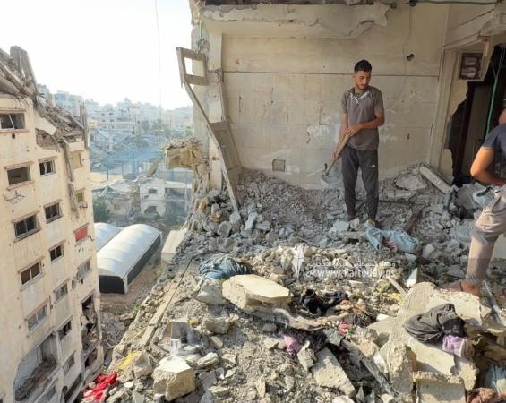 قصف شقة سكنية بمدينة غزة ووداع 8 شهداء بمشفى الشفاء