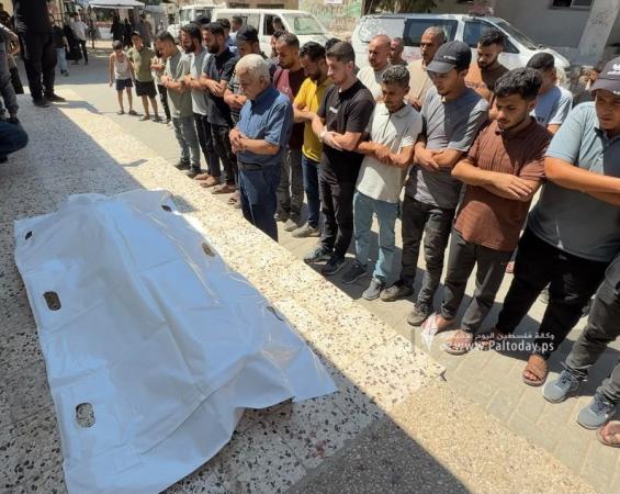 وداع شهيدين جراء غارة "إسرائيلية" استهدفت سيارة مدنية في تل الهوا، غرب غزة.