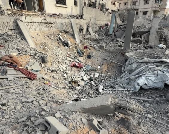 آثار دمار منزل والخيام المحيطة به بعد قصفه بمدينة غزة