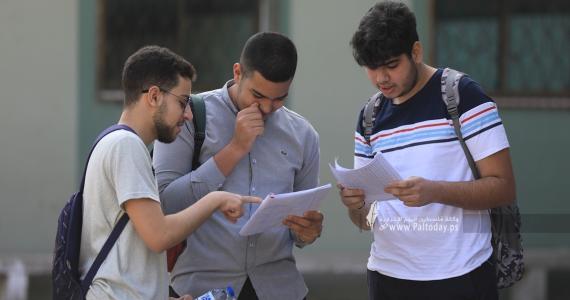 طلبة الثانوية العامة في غزة يتوجهون لقاعات الامتحان في اليوم الأول لامتحانات التوجيهي (10).JPG