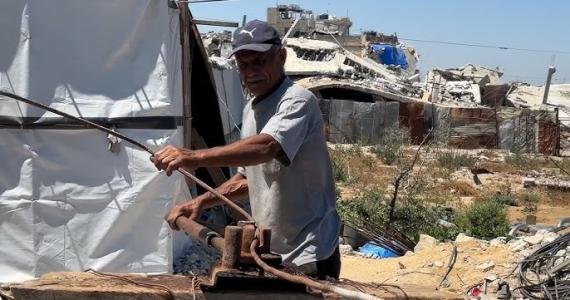 عمال يستخروج الحديد من المناز المدمرة