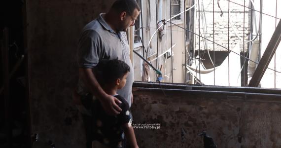 الشاب محمد المصري برفقة نجله