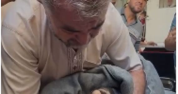 منير البرش يودع نجلة الشهيد.PNG