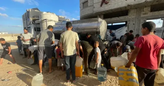 مركبة تحمل مياه محلاة للنازحين