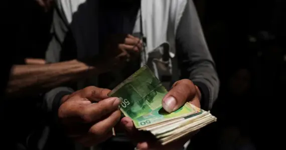 التعامل في الكاش بغزة