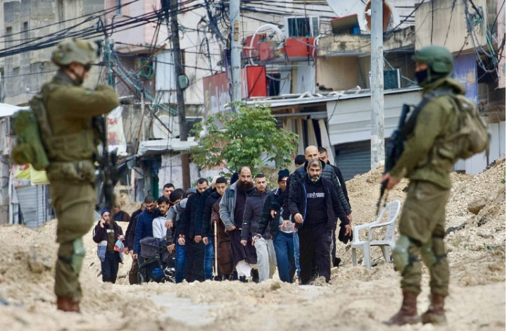 جنود الاحتلال يحاصرون مواطنين في الضفة- ارشيفية