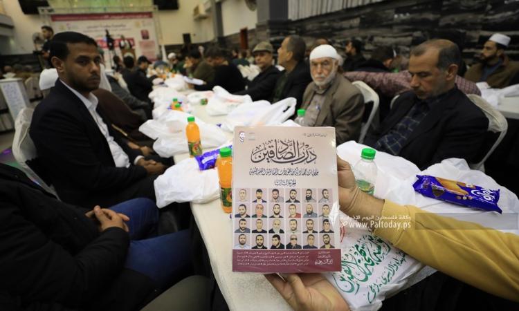 اشهار كتاب درب الصادقين للأسيرين المجاهدين أنور عليان ومحمد أبو طبيخ (11).JPG