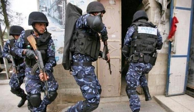 أجهزة الأمن الفلسطينية خلال عملية اقتحام لأحد المنازل