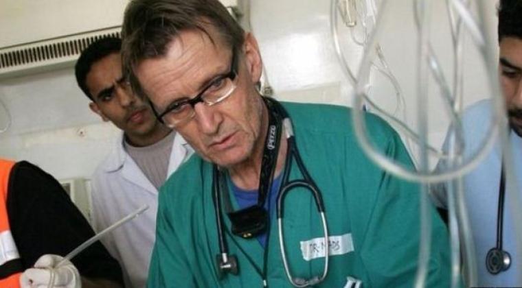 الطبيب النرويجي خلال عمله داخل مشفى الشفاء بالحرب الاخيرة على القطاع