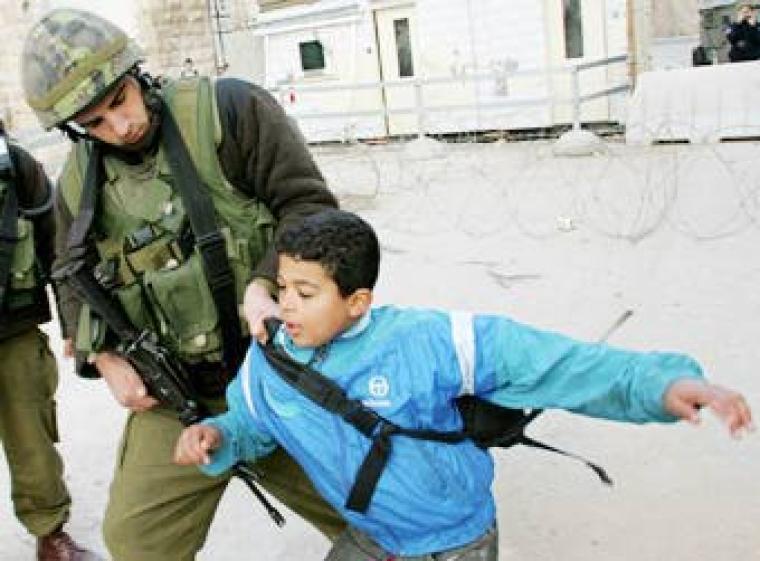 انتهاكات جنود الاحتلال ضد الاطفال الفلسطينيين