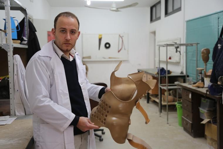  الأخصائي في الأطراف الصناعية وتقوس العمود الفقري د. أحمد جمال العبسي
