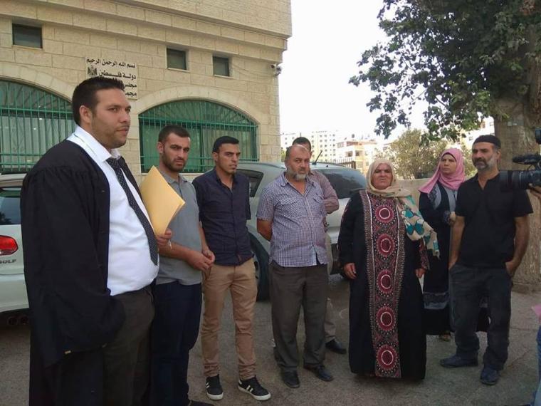 عوائل المعتقلين من أمام المحكمة 