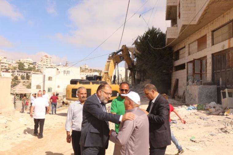 بلدية الخليل تُزيل منزلاً مخالفاً لقوانين البناء لتوسعة شارع واد الجوز