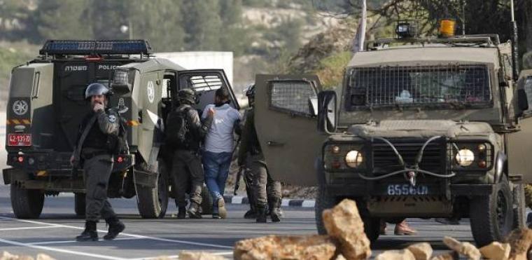 اعتقال شاب فلسطيني - صورة من الأرشيف 