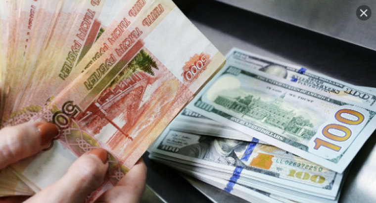 انخفاض سعر صرف الدولار مقابل الروبل الروسي إلى مستوى 70 روبلاً