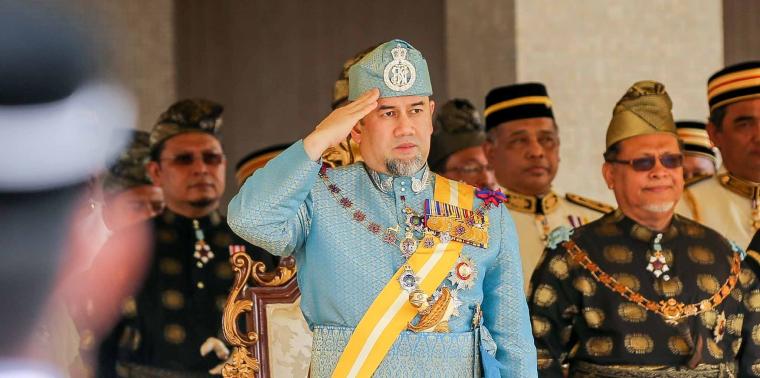 الملك سلطان محمد الخامس يتخلى عن الحكم