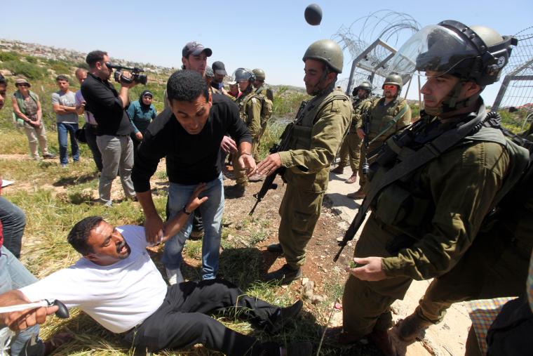 اصابة فلسطيني برصاص الاحتلال