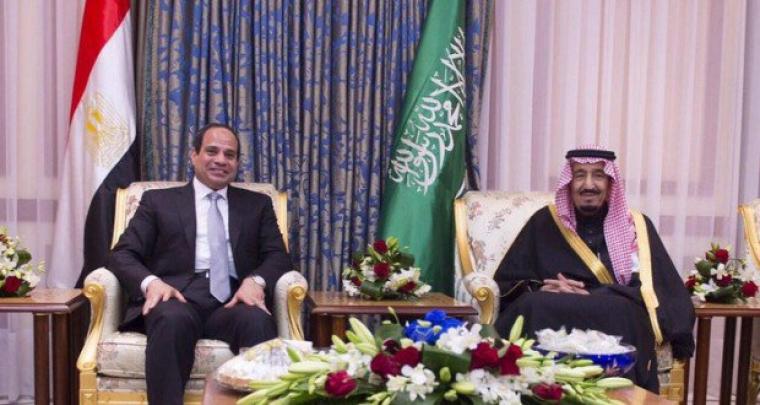 الرئيس المصري يمين الصورة إلى جانب الملك السعودي