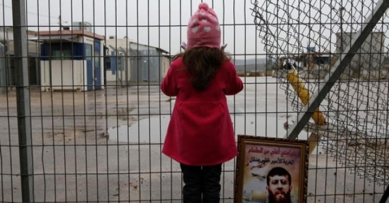 ابنة خضر عدنان أمام سجن عوفر