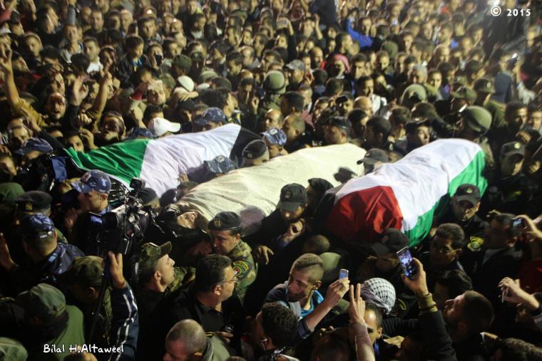 جانب من استلام الفلسطينيين لجثامين شهداء احتجزها الاحتلال