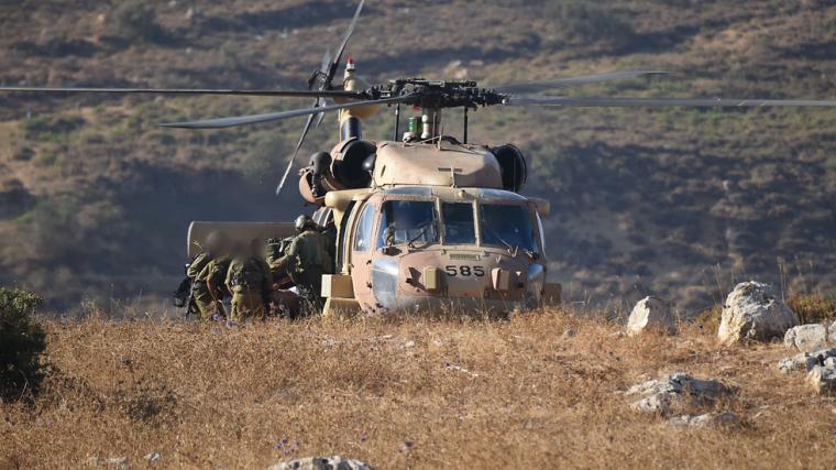 مروحية اسرائيلية تنقل الجنود القتلى والمصابين