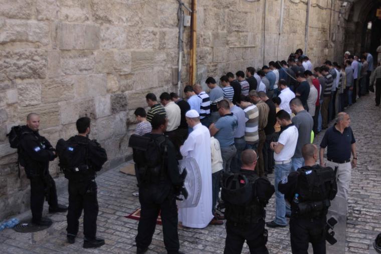 الصلاة في شوارع القدس 