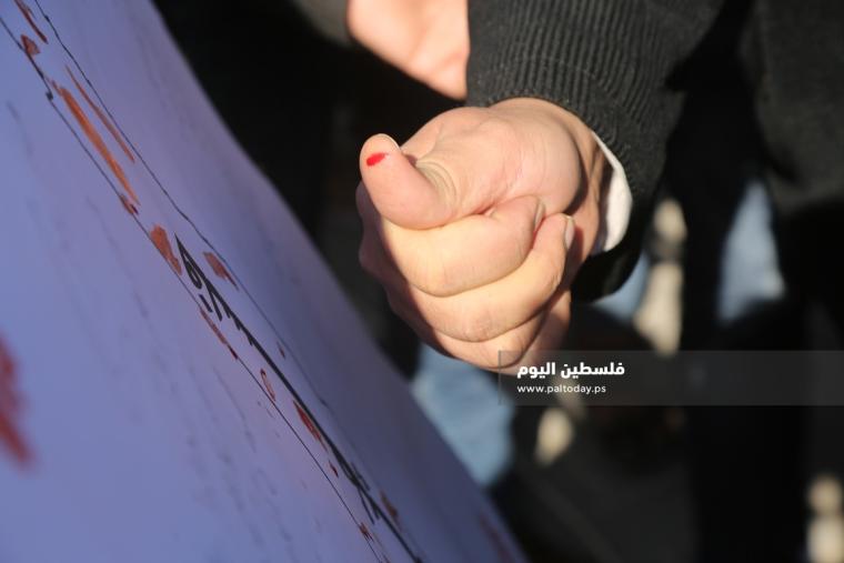صحفيون يوقعون بالدم على خارطة فلسطين  (1).JPG