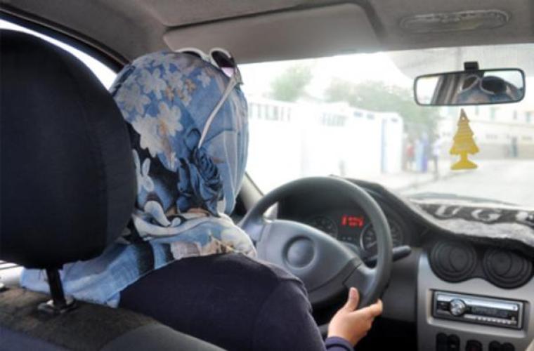 سيدة تقود سيارة