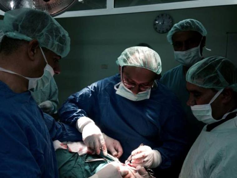 صورة للدكتور ايهاب الزيان خلال اجراء العملية 