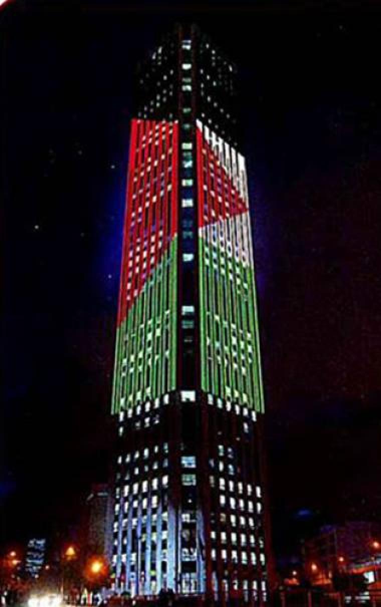 العلم الفلسطيني يضيء أعلى برج في العاصمة الكولومبية