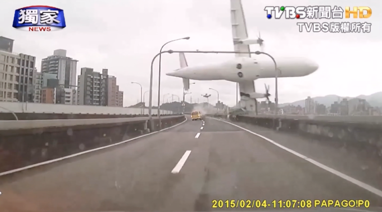 بالفيديو.. لحظة سقوط طائرة ركاب في تايوان