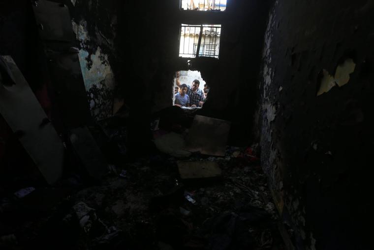 جانب من حريق عائلة ابو الهندي.. تصوير الزميل: ياسر فتحي