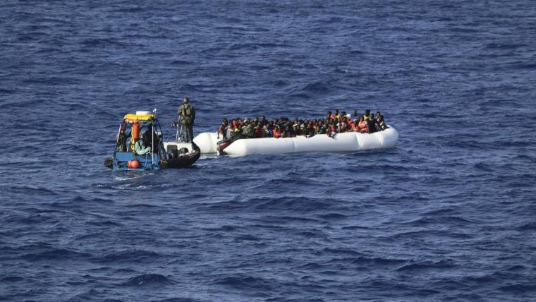 قارب لاجئين وسط البحر
