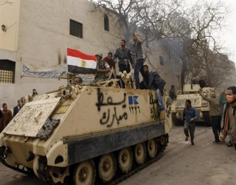 مركبة للجيش المصري أمام وزارة الدفاع