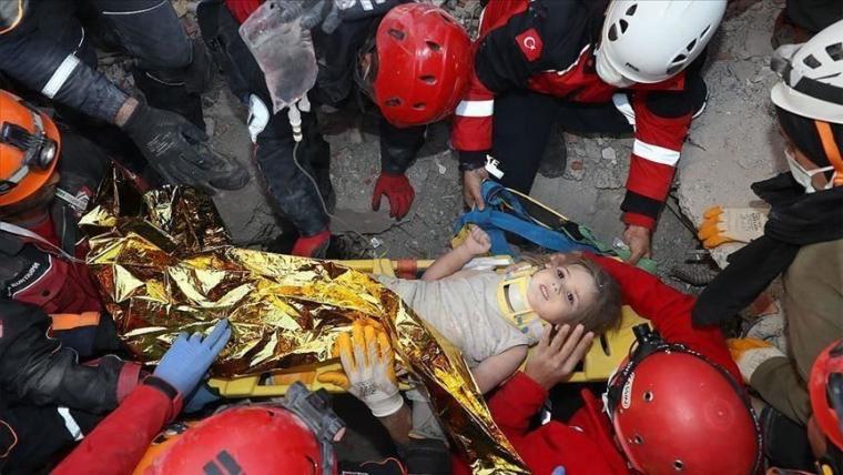 الطفلة الناجية من زلزال إزمير تطلب من مسعفيها "كفتة ولبن"