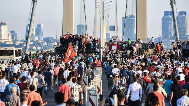 أتراك على جسر البوسفور بعد يوم من محاولة الانقلاب في 15 يوليو