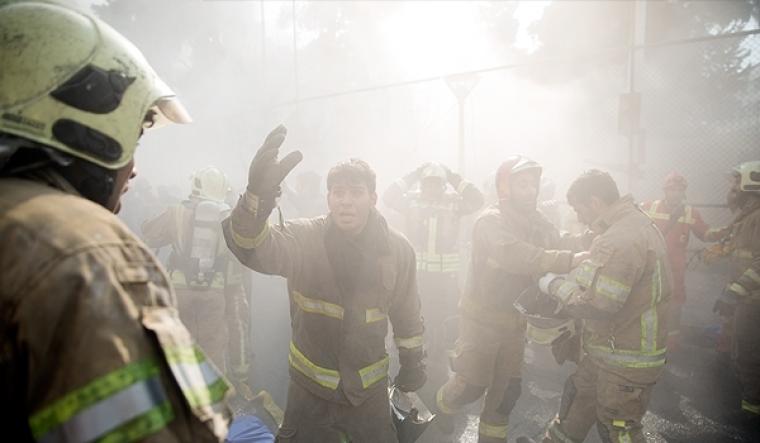 رجال إطفاء إيرانيين يحاولون السيطرة على الحريق